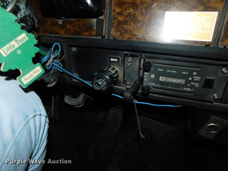 image for item DJ5836 1989 Kenworth T800  semi truck