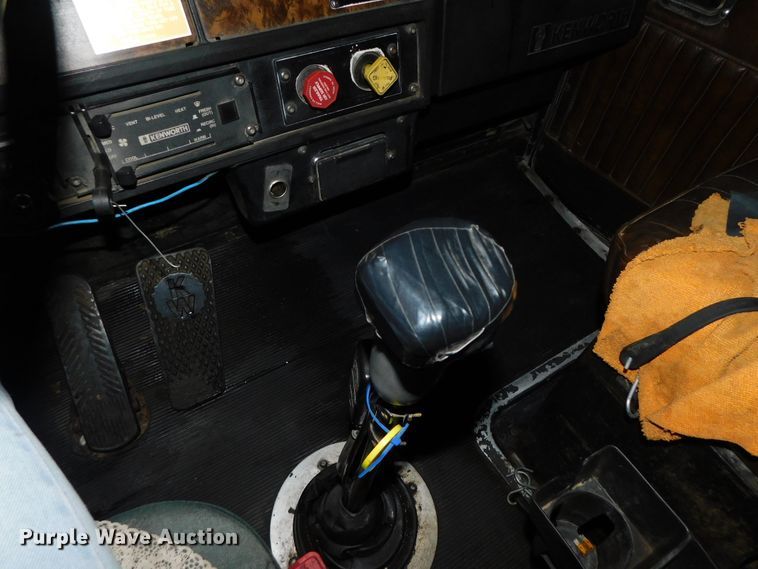 image for item DJ5836 1989 Kenworth T800  semi truck