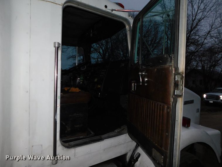 image for item DJ5836 1989 Kenworth T800  semi truck