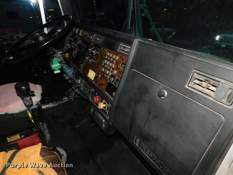 image for item DJ5836 1989 Kenworth T800  semi truck