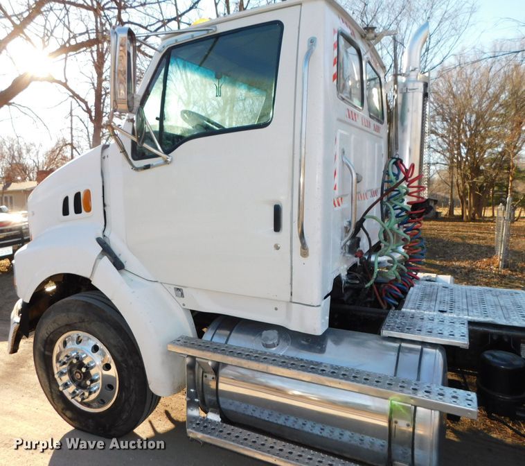 image for item DJ5863 2005 Sterling AT9500  semi truck