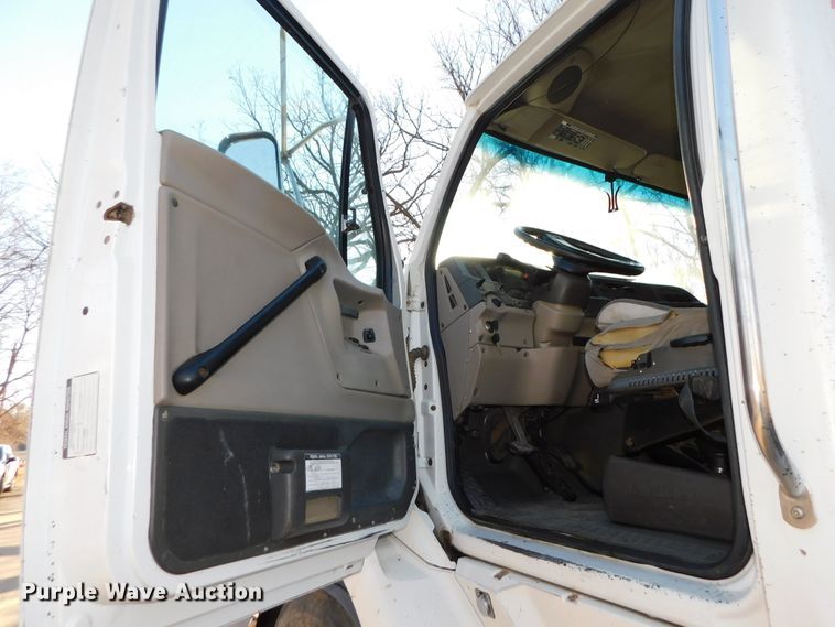 image for item DJ5863 2005 Sterling AT9500  semi truck