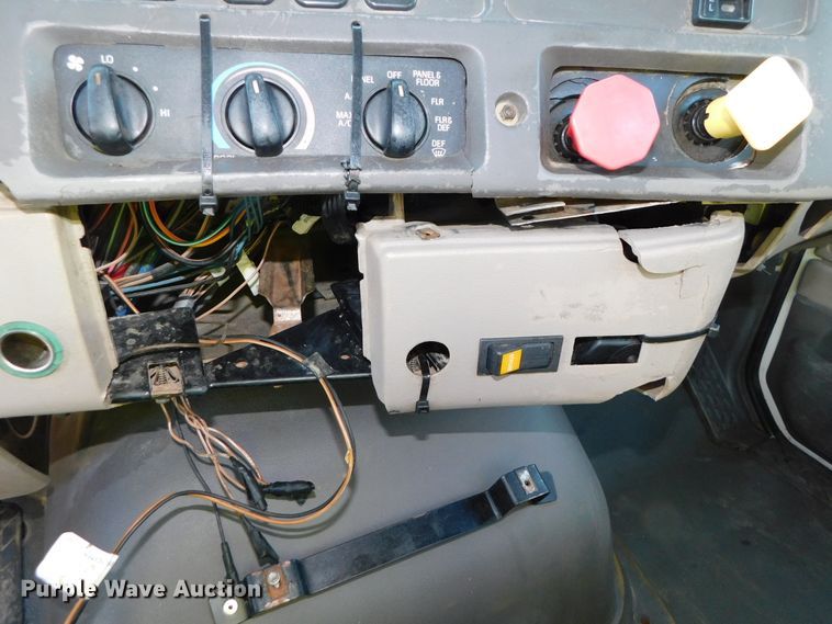 image for item DJ5863 2005 Sterling AT9500  semi truck