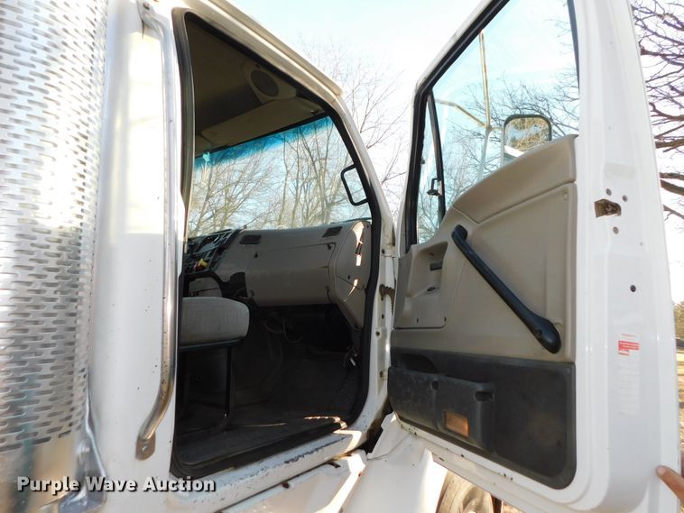 image for item DJ5863 2005 Sterling AT9500  semi truck