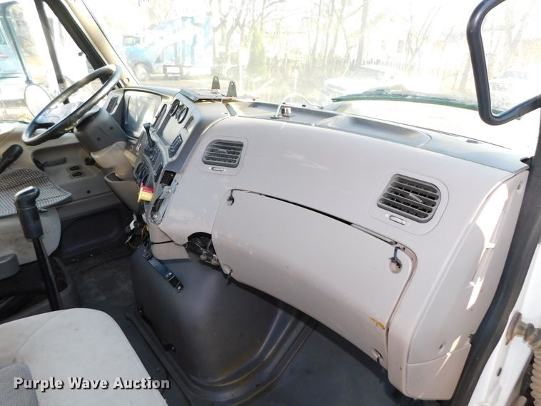 image for item DJ5863 2005 Sterling AT9500  semi truck