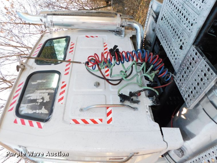 image for item DJ5863 2005 Sterling AT9500  semi truck