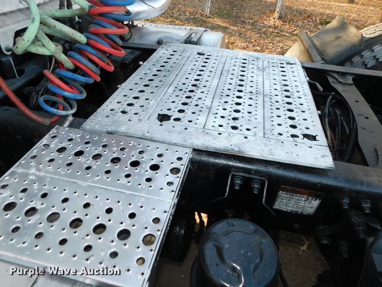 image for item DJ5863 2005 Sterling AT9500  semi truck