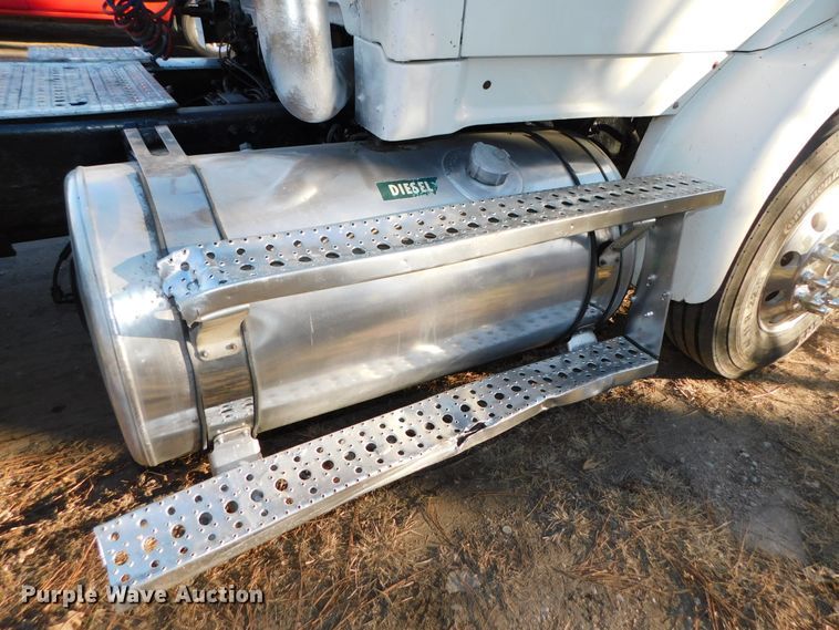 image for item DJ5863 2005 Sterling AT9500  semi truck