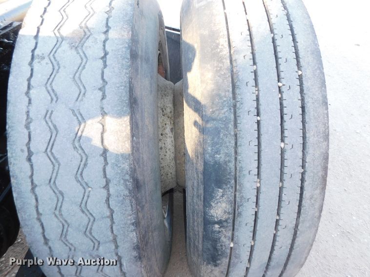 image for item DJ5863 2005 Sterling AT9500  semi truck