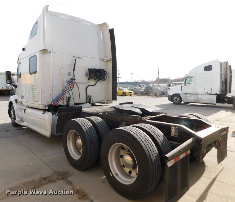 image for item DJ5870 2013 Peterbilt 587  semi truck