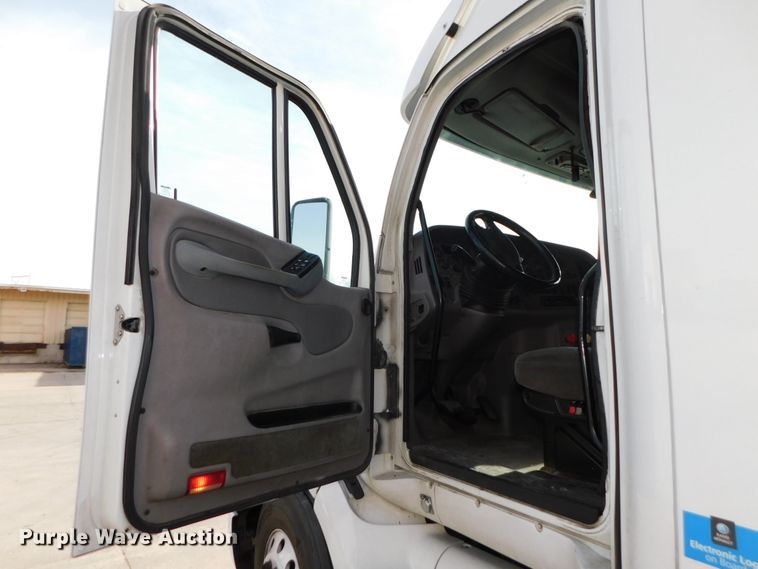 image for item DJ5870 2013 Peterbilt 587  semi truck