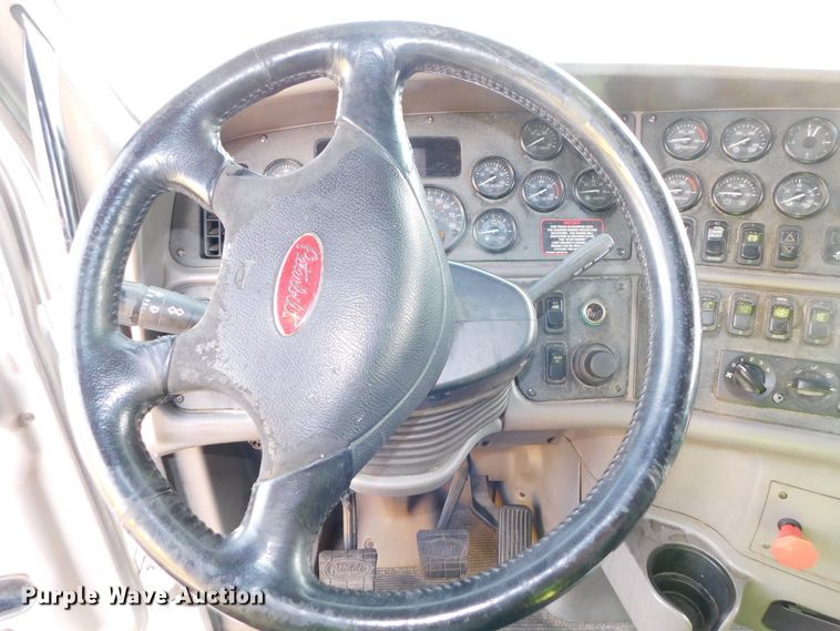 image for item DJ5870 2013 Peterbilt 587  semi truck