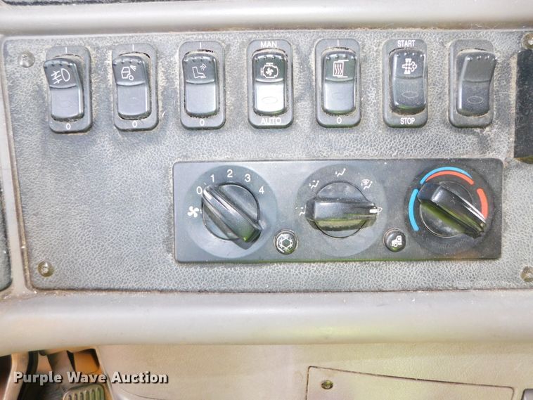 image for item DJ5870 2013 Peterbilt 587  semi truck