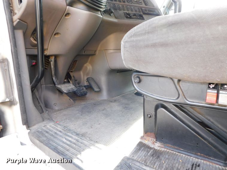 image for item DJ5870 2013 Peterbilt 587  semi truck