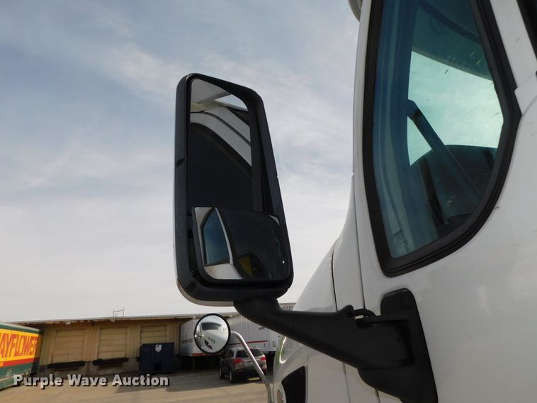 image for item DJ5870 2013 Peterbilt 587  semi truck