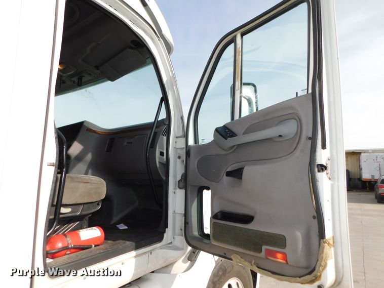 image for item DJ5870 2013 Peterbilt 587  semi truck