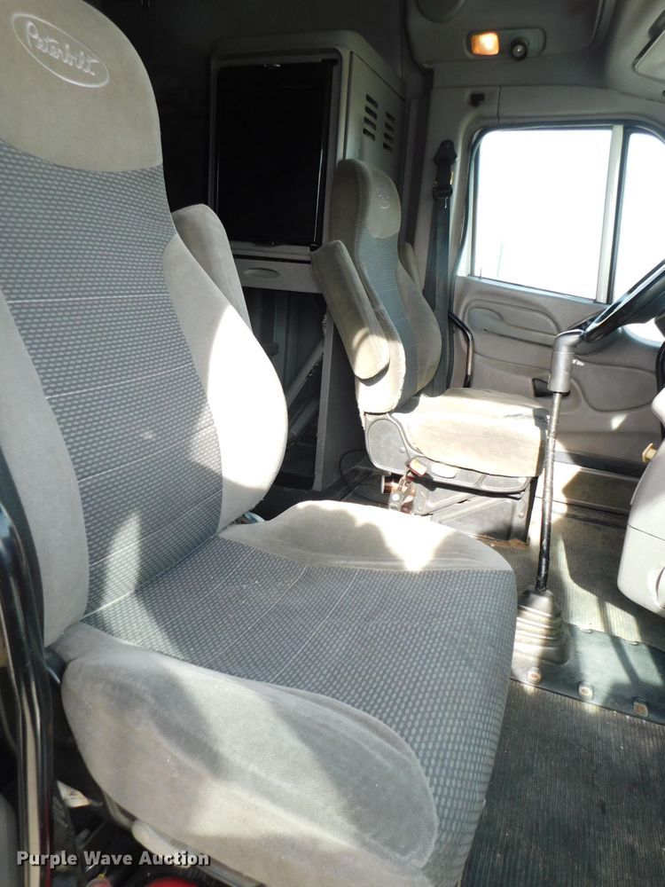 image for item DJ5870 2013 Peterbilt 587  semi truck