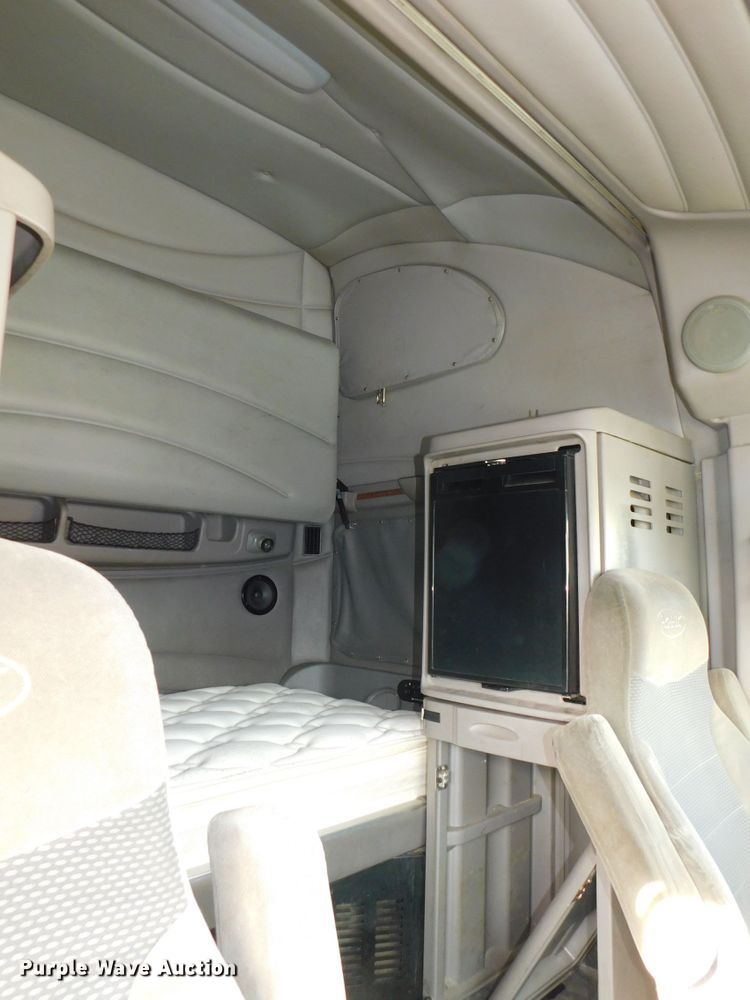 image for item DJ5870 2013 Peterbilt 587  semi truck