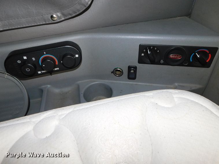 image for item DJ5870 2013 Peterbilt 587  semi truck