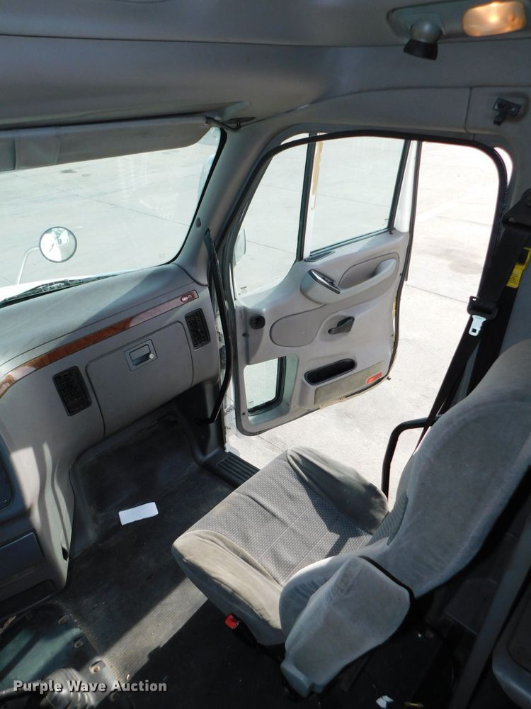 image for item DJ5870 2013 Peterbilt 587  semi truck