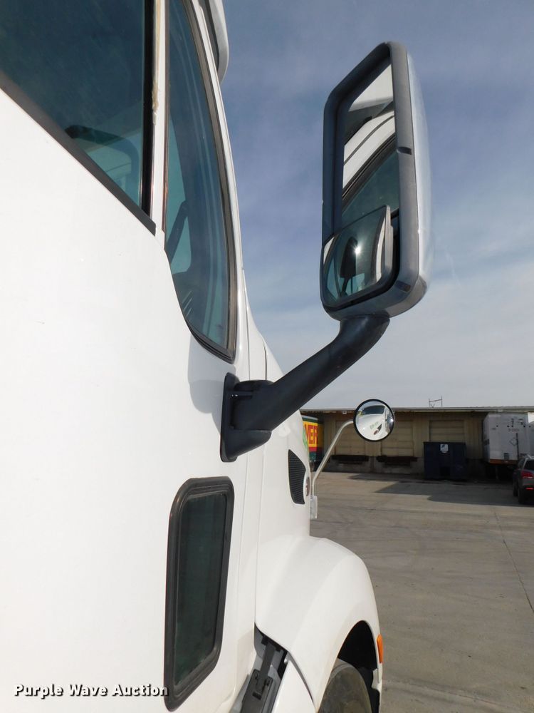 image for item DJ5870 2013 Peterbilt 587  semi truck