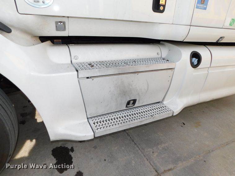 image for item DJ5870 2013 Peterbilt 587  semi truck