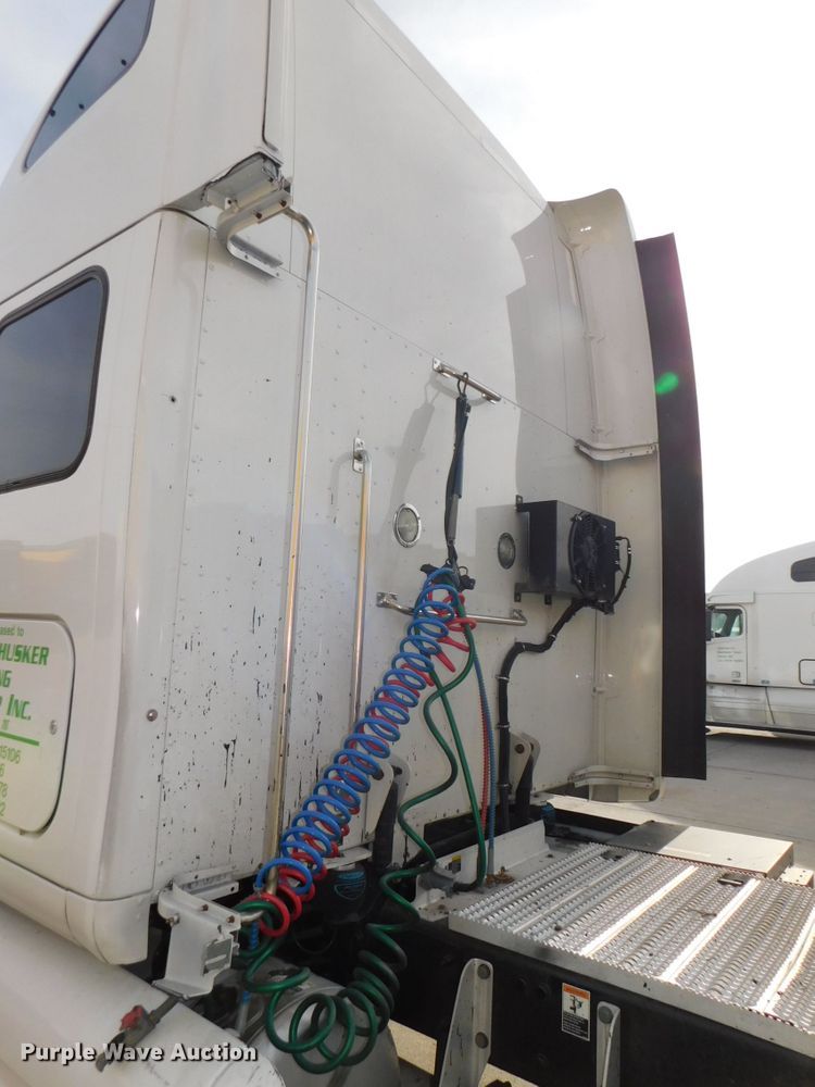 image for item DJ5870 2013 Peterbilt 587  semi truck