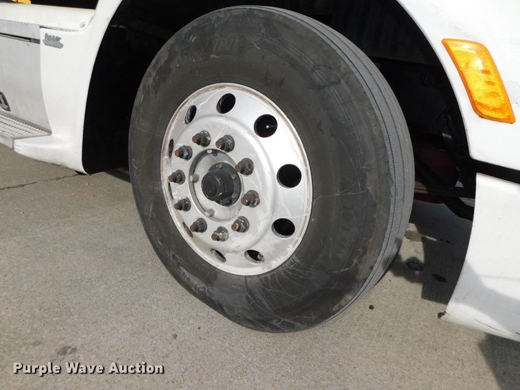 image for item DJ5870 2013 Peterbilt 587  semi truck