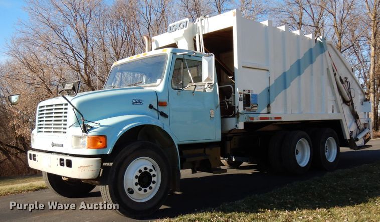 image for item DJ6066 2001 International 4900  refuse truck