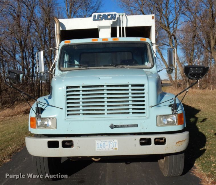 image for item DJ6066 2001 International 4900  refuse truck