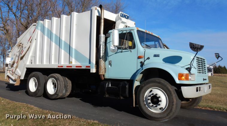 image for item DJ6066 2001 International 4900  refuse truck