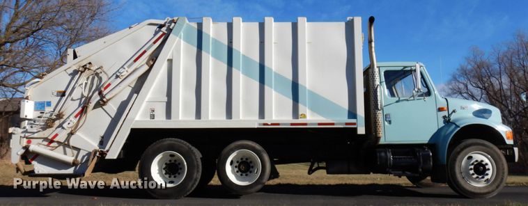 image for item DJ6066 2001 International 4900  refuse truck