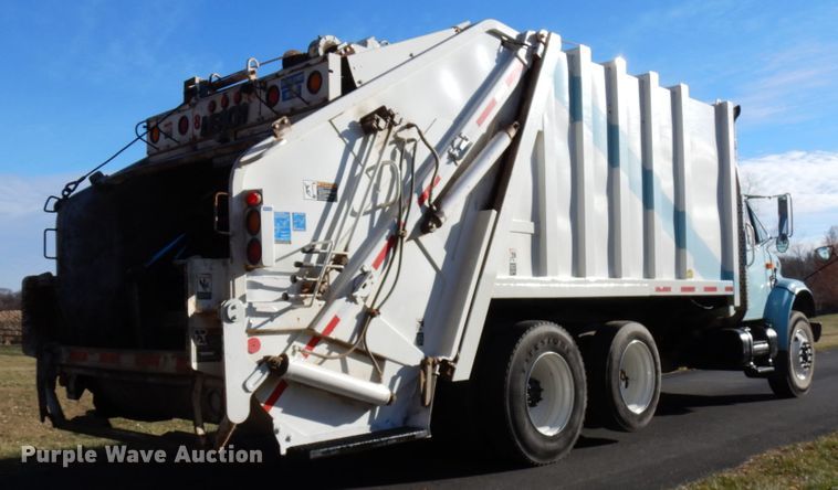 image for item DJ6066 2001 International 4900  refuse truck