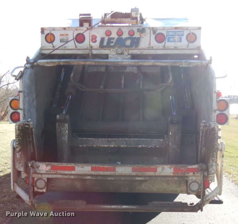 image for item DJ6066 2001 International 4900  refuse truck