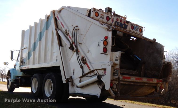 image for item DJ6066 2001 International 4900  refuse truck