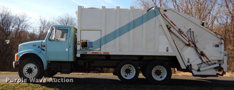 image for item DJ6066 2001 International 4900  refuse truck