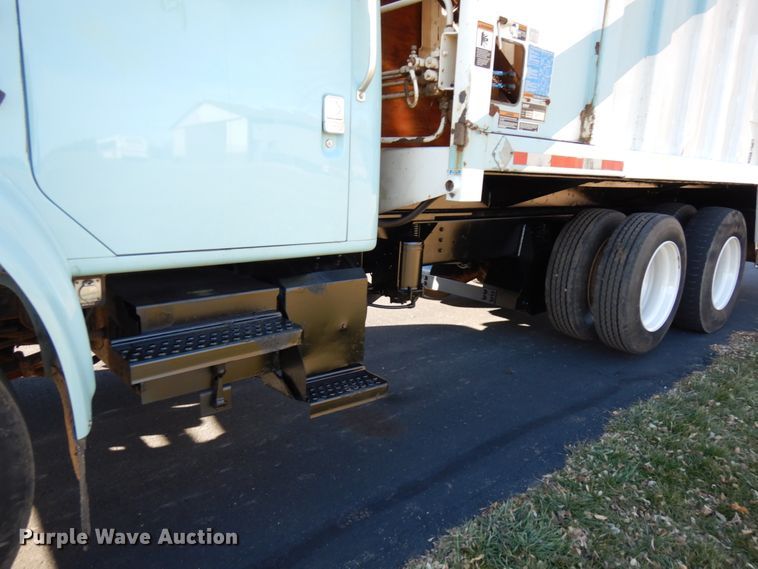 image for item DJ6066 2001 International 4900  refuse truck