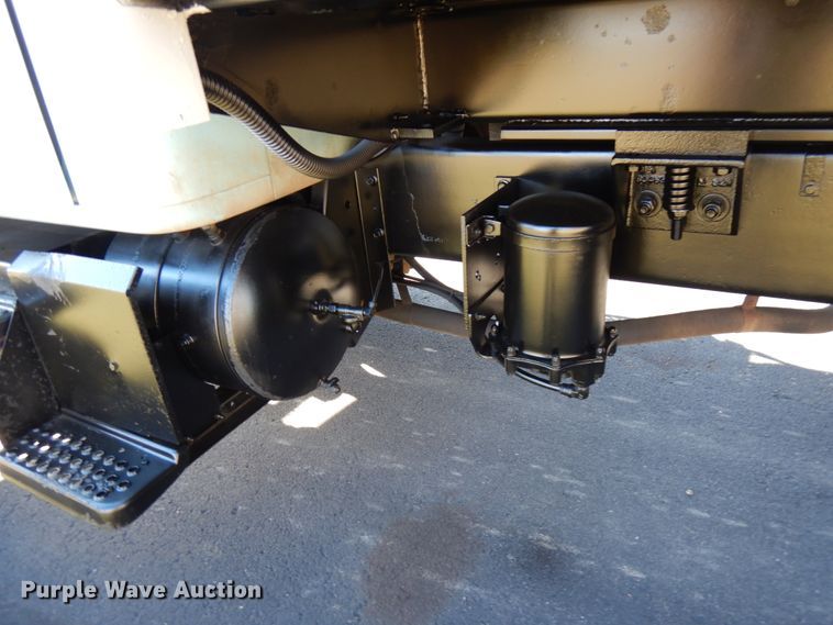 image for item DJ6066 2001 International 4900  refuse truck