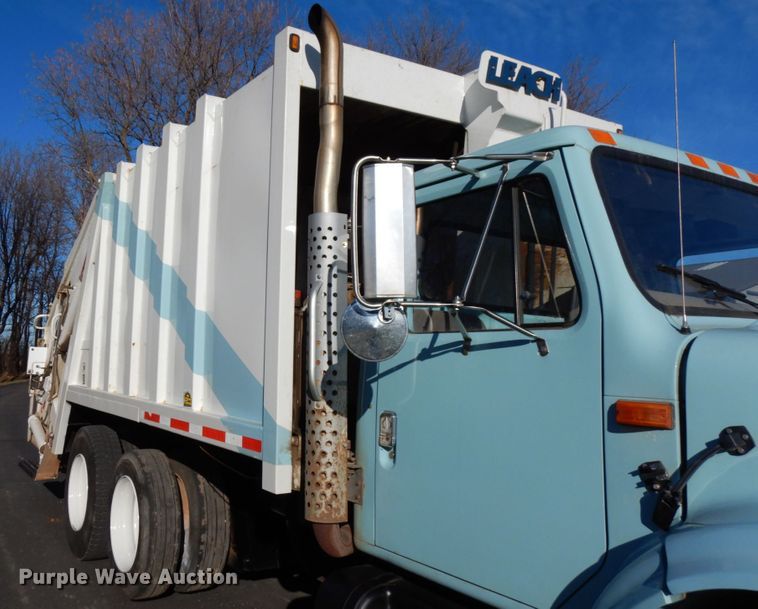 image for item DJ6066 2001 International 4900  refuse truck