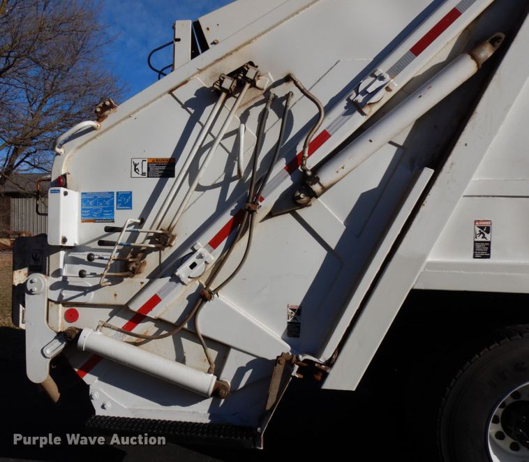 image for item DJ6066 2001 International 4900  refuse truck