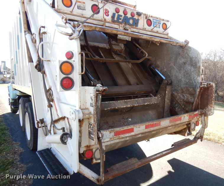 image for item DJ6066 2001 International 4900  refuse truck