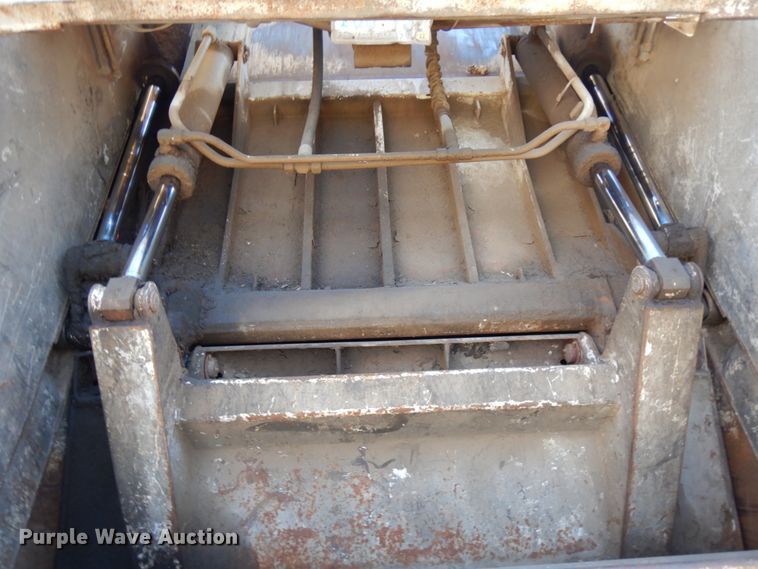 image for item DJ6066 2001 International 4900  refuse truck