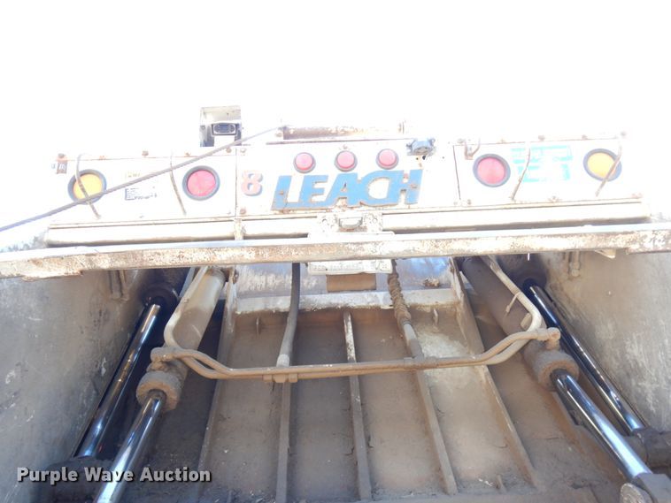image for item DJ6066 2001 International 4900  refuse truck