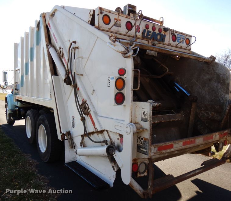 image for item DJ6066 2001 International 4900  refuse truck