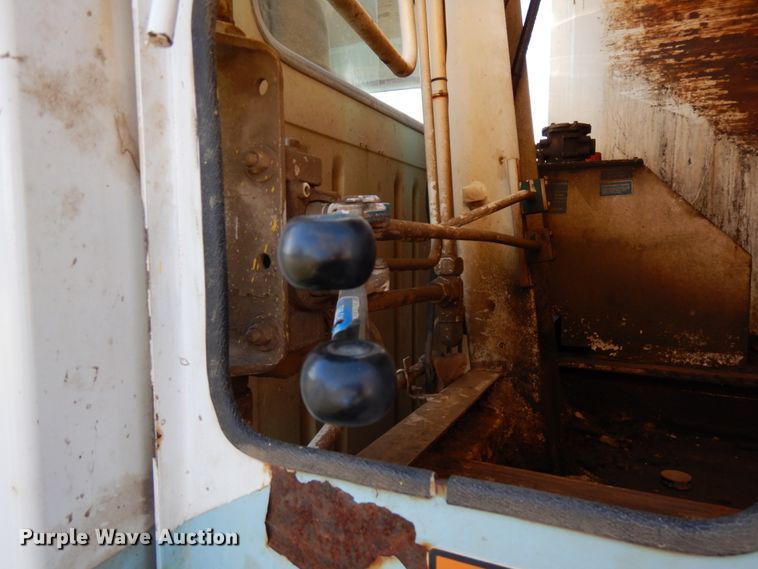 image for item DJ6066 2001 International 4900  refuse truck