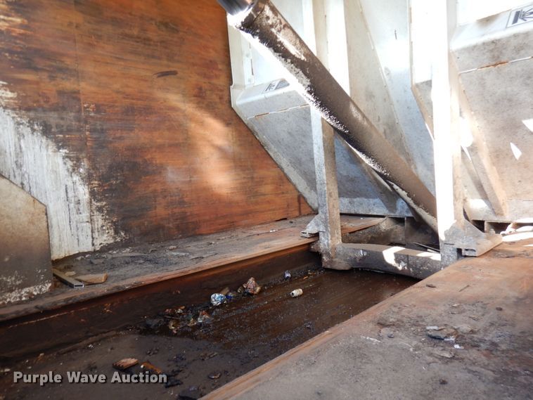 image for item DJ6066 2001 International 4900  refuse truck