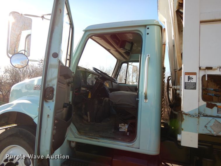 image for item DJ6066 2001 International 4900  refuse truck