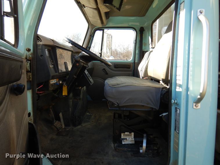 image for item DJ6066 2001 International 4900  refuse truck