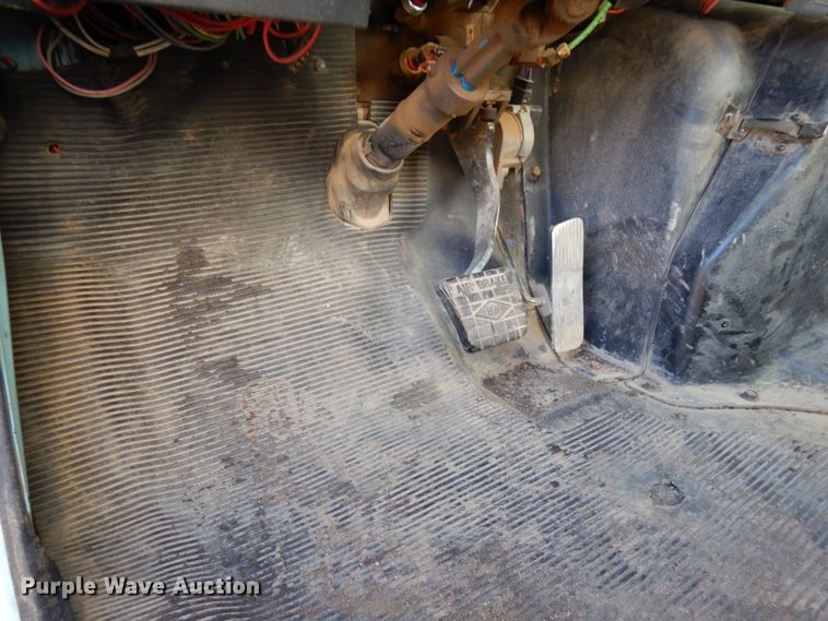 image for item DJ6066 2001 International 4900  refuse truck