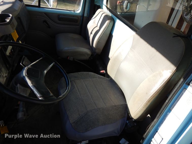 image for item DJ6066 2001 International 4900  refuse truck